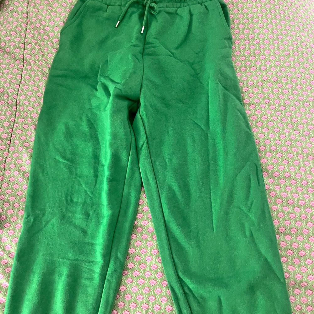 Forever 21 matching green lounge set. Never worn.